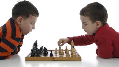 Los juegos de mesa, como el ajedrez, son ideales para mejorar tu concentración y agilidad. Foto: iStock.