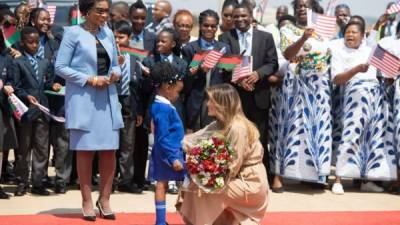 La primera dama de Estados Unidos, Melania Trump, llegó hoy a Malaui, segunda parada de su gira africana que le llevará también a Kenia y Egipto.