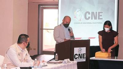 Archivo. El consejero presidente del CNE, Kelvin Aguirre, (sentado) cuando se abrieron las ofertas.
