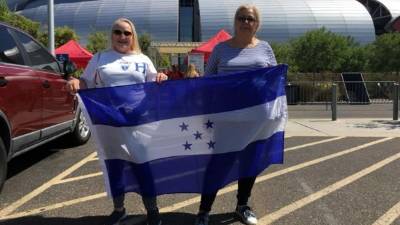 Mildred Fletes de Copán y Tury Miranda de Puerto Cortés llegaron a Phoenix para apoyar a la Selección de Honduras ante México. Foto Ronald Aceituno/Enviado Especial