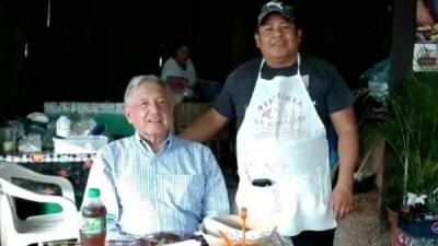El 14 de julio de 2019, el Presidente Andrés Manuel López Obrador (izq.) publicó un video en sus redes sociales grabado cuando paró a comer en el negocio de Margarito Gálvez Rosales (der.) quien apareció a su lado.