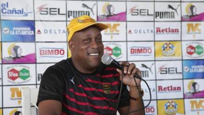 Medford dando declaraciones en la sede del Real España.