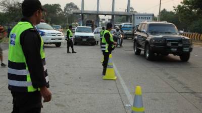 Agentes de la Policía realizan operativos en las salidas de la ciudad. Foto: José Cantarero.
