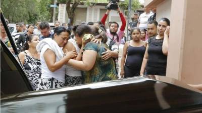 El momento cuando los familiares de las víctimas retiraban los cuerpos de la morgue de Tegucigalpa.