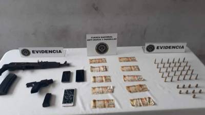 Armas decomisadas por las autoridades a los detenidos.