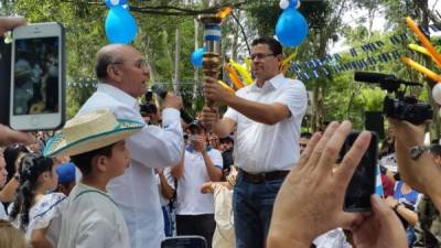 El ministro de Educación, Marlon Escoto, recibió la antorcha de parte de autoridade de El Salvador.