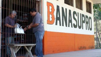 Las tiendas de Banasupro difícilmente atienden la demanda de la población.