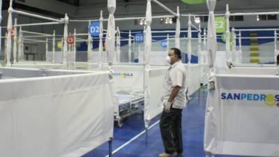 El alcalde Armando Calidonio ha supervisado el área de aislamiento para pacientes con COVID-19 en el gimnasio municipal de San Pedro Sula.