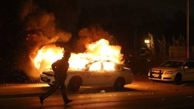 Apenas unos minutos después de conocerse la sentencia absolutoria al agente Darren Wilson estallaron los enfrentamientos.