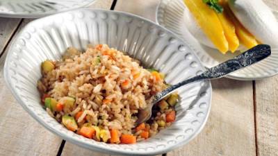 La salsa de soya es la que le da color al arroz.