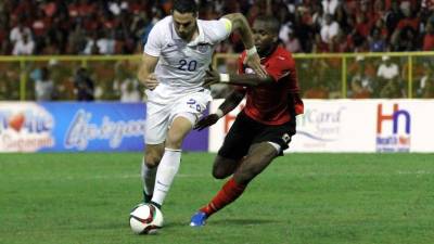 El jugador estadounidense Geoff Cameron (i) conduce el balón ante la marca del trinitario Khaleem Hyland. Foto EFE