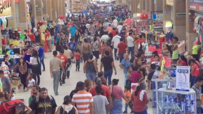 Uno de los pasillos de la terminal lució lleno ayer.