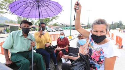 Beneficiarios. Un grupo de abuelitos viajó desde Lepaterique para recibir su primera dosis de Sputnik. Dialogaron con el Presidente.
