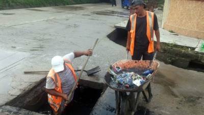 Los empleados municipales mientras trabajan en las tareas de aseo. Foto: José Cantarero