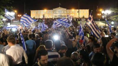 La victoria del 'no' en el referéndum de Grecia ha agrandado la brecha entre Bruselas y las autoridades griegas, las cuales tendrán ahora que recuperar la confianza de sus socios, tras haber logrado el abrumador respaldo de la población.