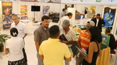 Invitados y visitantes recorren los diferentes stands de las empresas participantesen la cuarta edición de la Expo Ambiente que se realiza en Expocentro. Foto: Amílcar Izaguirre.