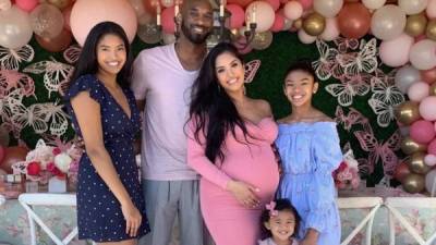 En familia Kobe Bryant y su esposa, Vanessa Laine Bryant, junto a sus hijas.