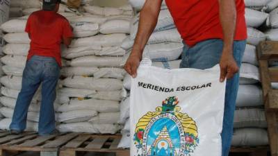 Los alimentos de la merienda escolar son cargados por trabajadores del PMA.