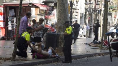 Decenas de personas resultaron heridas tras ser embestidas por una camioneta en Barcelona. EFE.