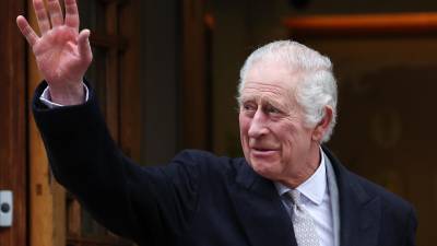 El rey Carlos III sale de la clínica de Londres, Reino Unido, este lunes. El rey Carlos III abandonó el hospital tras un tratamiento de próstata. EFE