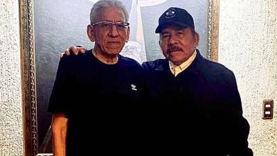 El presidente de Nicaragua, Daniel Ortega (der), y su hermano Humberto Ortega (izq).