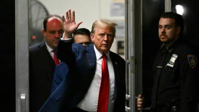 Trump enfrenta un juicio por supuestas falsificaciones de documentos contables en Nueva York.