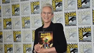 Jamie Lee Curtis con su libro Mother Nature.