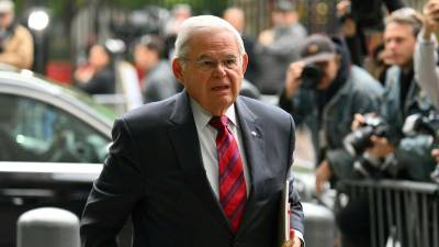 El Senador demócrata Bob Menéndez a su llegada a la corte este lunes.