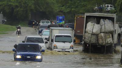 Una calle llena dee agua lluvia en el norte de Honduras.