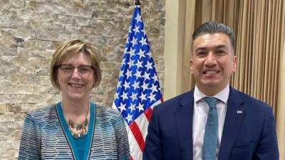 Laura Dogu, embajadora de EEUU en Honduras (izq), y el presidente de la CSJ, Rolando Argueta (der).