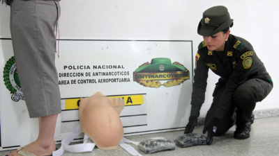 Fotografía del 11 de septiembre de 2013, cedida por la Policía de Colombia y disponible hoy, jueves 12 de septiembre de 2013, de la ciudadana canadiense (i) que llevaba dos kilos de cocaína escondidos en una barriga de látex con la que fingía estar embarazada y que fue capturada en Bogotá (Colombia). EFE
