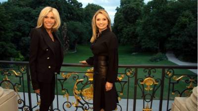 La primera dama francesa Brigitte Macron y Angélica Rivera posan en El Eliseo, durante una visita oficial de Peña Nieto al mandatario galo.