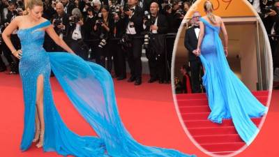 Blake Lively era la perfección de la cabeza a los pies una vez más en el Atelier Versace. ¿Quien pensó estilo de maternidad no puede ser atractivo, nunca conoció a Blake Lively?