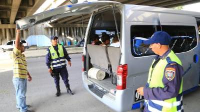 Policías de Tránsito revisan autobús. Foto: Jordan Perdomo