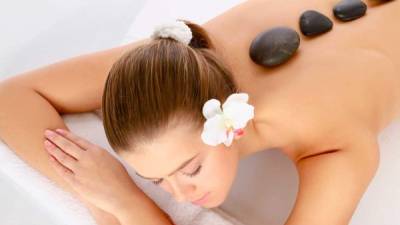 El masaje con piedras contribuye a reafirmar los tejidos.