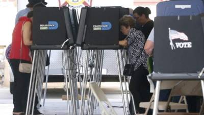 South Florida voters cast their ballots at a polling center in Miami, Florida on November 6, 2018. - Americans started voting Tuesday in critical midterm elections that mark the first major voter test of US President Donald Trump's controversial presidency, with control of Congress at stake. (Photo by RHONA WISE / AFP)