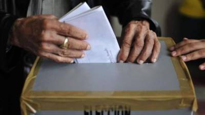 Foto refencial de una persona votando en elecciones.