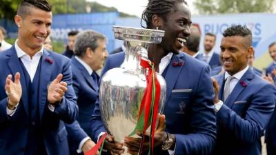 Éder festejó a lo grande la obtención de la Euro. Foto EFE.