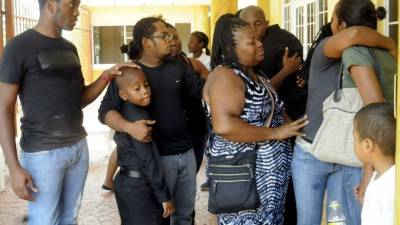 Entre el dolor y la alegría fueron velados ayer los restos de Céleo Álvarez Casildo. Foto: Samuel Zelaya
