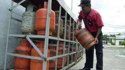 Bombero carga chimbos de gas de 25 libras.