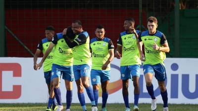 Jugadores del Olancho FC celebrando uno de los dos goles marcados en el estadio Yankel Rosenthal.