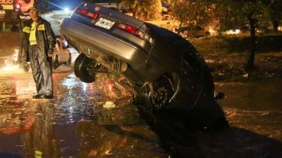 En la plancha, entre las colonias Colombia y El Playón, algunos carros fueron arrastrados por la corriente. Fotos: J. Perdomo y N. Romero