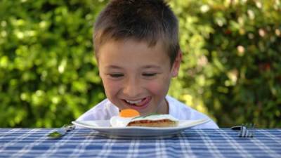 Los niños de edad escolar se pueden concentrar mejor en clase si comen alimentos balanceados.
