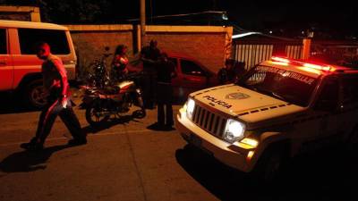 Una patrulla de la Policía Municipal de Sucre realiza un control a la entrada de uno de los sectores mas violentos del barrio de Petare en Caracas .