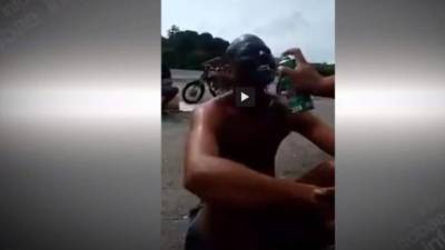 El 'artista' no opuso resistencia, ni siquiera cuando le pidió que abriera la boca.