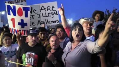 Lupillo Rivera en la manifestaciones en Murrieta, California, Estados Unidos. Foto: Los Angeles Times