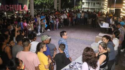 Migrantes se preparan para salir en caravana rumbo a Estados Unidos en la madrugada de hoy, en la ciudad de Tapachula en Chiapas (México).