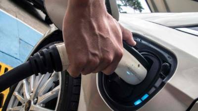 El gobierno costarricense ofrece incentivos fiscales a quienes optan por comprar carros eléctricos.