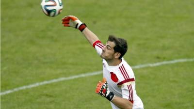 Portugal: FC Porto vs Sporting CP FC Porto s player Iker Casillas in action during first league match between FC Porto and Sporting CP, at Dragon Stadium in Porto, Portugal. Porto Porto Portugal Dragon Stadium PUBLICATIONxINxGERxSUIxAUTxONLY DiogoxBaptistax/xPacificxPress