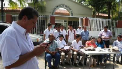 Dirigencia magisterial se reunió ayer con padres de familia y alumnos. Amílcar Izaguirre.